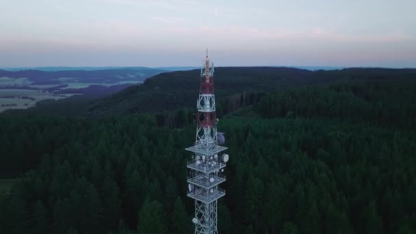 在大自然中建造的无线电发射机的铁结构的特写 从无人驾驶飞机上俯瞰乡村风景的暮色 — 图库视频影像