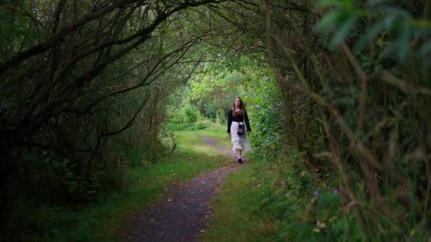 Młoda Dziewczyna Chodząca Spokojnie Ścieżce Drzew Obszarach Wiejskich — Wideo stockowe