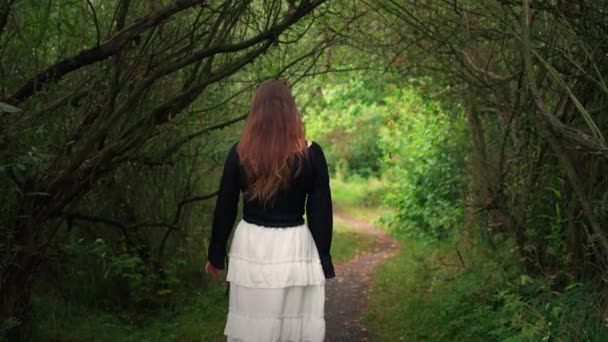 Chica Joven Con Pelo Largo Una Falda Camina Través Bosque — Vídeo de stock