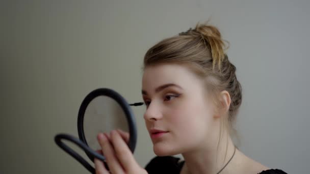 Zbliżenie Dziewczyny Przed Lustrem Nakładającym Tusz Rzęs Przygotowanie Eleganckiego Makijażu — Wideo stockowe