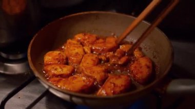 Tavada tereyağında pişirilmiş ballı tavuk yakın çekim