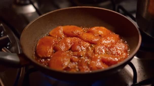 鸡肉加辣味腌料 放在锅里煎 — 图库视频影像