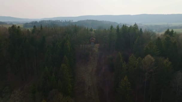 一座山上 四周环绕着树木 有一个旅游站和一个休息的地方 在背景中 在阳光灿烂的日子里 全景尽收眼底 捷克共和国兰克隆 — 图库视频影像