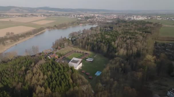 池塘和森林附近的梯田小屋 在背景下是兰肯市 为夏令营作准备 并享受家庭的闲暇时间 捷克共和国 — 图库视频影像