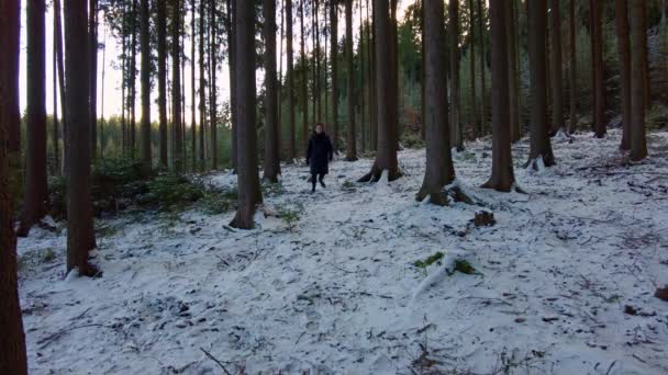 バックパックで冬服を着た男は 道路から雪の森を歩いています 冬の風景は 都市からの休憩のために文明の外の冷たい空気の中で散歩することを勧めます — ストック動画