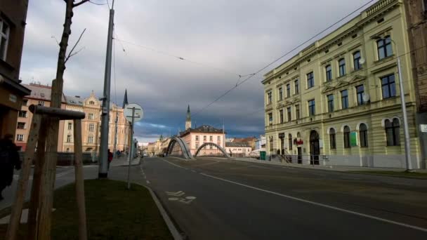 Πυροβολισμός Σχεδόν Άδειου Αμφίδρομου Δρόμου Στο Olomouc Τσεχία Ένα Θολό — Αρχείο Βίντεο