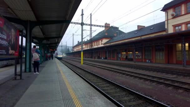 潘多里诺火车到达埃斯克特波夫镇的月台 等候登机的旅客 — 图库视频影像