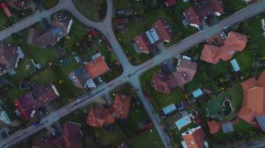 Yeşil Doğalı Geleneksel Svitavy Kulübelerinin Yörünge Çekimi