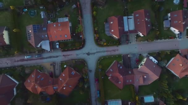 Luftaufnahme Der Straßenkreuzung Zwischen Einfamilienhäusern Eine Schöne Nachbarschaft Die Aus — Stockvideo