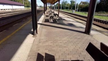 Tren istasyonunun sakin atmosferi. ulaşım işi.