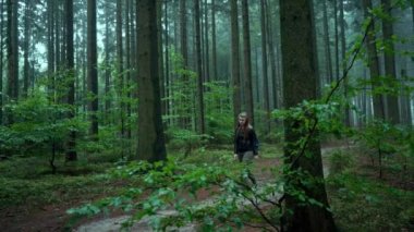 Yeşil Doğanın Yaban Ormanında Huzurlu Yürüyen Bir Kızın Yavaş Çekimi