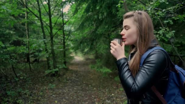 Ein Junges Mädchen Mit Langen Haaren Genießt Unterwegs Wald Eine — Stockvideo