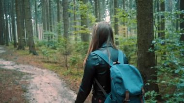 Uzun, güzel saçlı bir kız sırt çantasıyla orman yolunda yürüyor. Doğaya kaçmak, yalnızlığın tadını çıkarmak, enerji ve özgürlük kazanmak için.