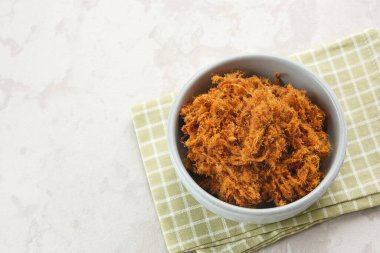 Abon Sapi, kurutulmuş et ya da diş ipi, kasede servis edilir..