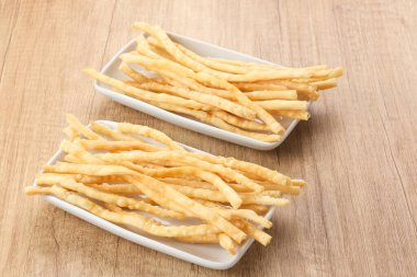 Peynir çubukları, bol yağda kızartılmış gevrek, un, peynir, tereyağı ve yumurtadan yapılmış. Endonezya yemekleri