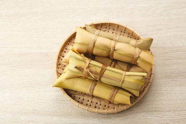 Lepet, glutinous pilavı ve rendelenmiş hindistan cevizi yaprağına sarılı. Ramadhan ve Ramazan Bayramı 'nda popülerdi. Endonezya geleneksel yemekleri
