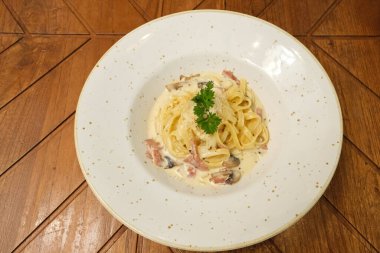 Carbonara usulü spagetti, yumurta, parmesan peyniri ve krem soslu. Geleneksel İtalyan mutfağı.