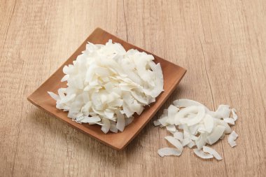 Kurutulmuş hindistan cevizi taneleri, yemek malzemesi.