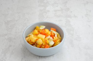 Acar veya Pickles, doğranmış havuç, ananas, biberli salatalık, sirke, şeker, tuz. 