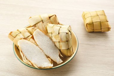 Ketupat veya pirinç köftesi, bayram boyunca popüler olan yerel bir lezzet. Endonezya geleneksel yemekleri