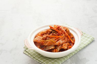 Kimchi ya da Kimci, geleneksel Kore yemekleri, baharatlı ve mayalanmış sebze turşusu.
