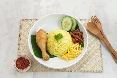 Nasi kuning, geleneksel Endonezya yemeği, zerdeçal, hindistan cevizi sütü ve baharatla pişirilmiş pilavdan yapılır, çeşitli mezelerle servis edilir.