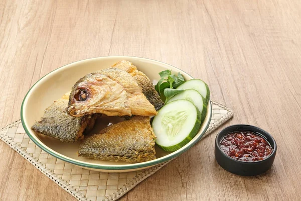 Bandeng Presto Milkfish วยแรงด ฟพร อมซอสพร สระน อาหารอ นโดน — ภาพถ่ายสต็อก