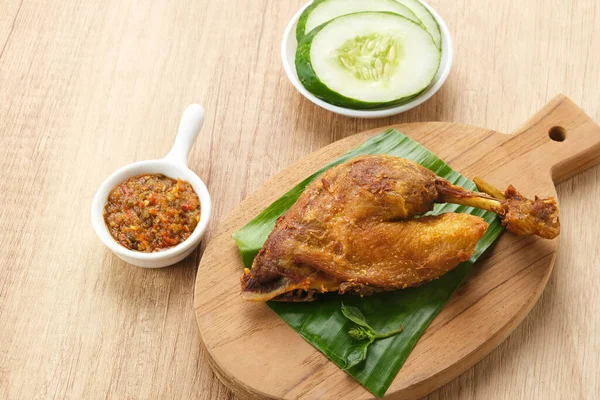 Бебек Горенг Подается Соусом Чили Самбал Огурцом Индонезийская Еда — стоковое фото