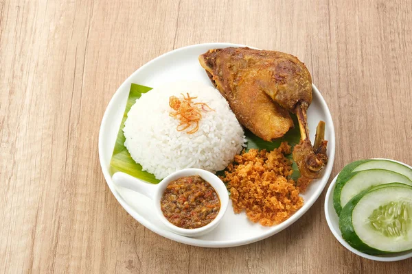 Bebek Goreng Kremes Served Chili Sauce Sambal Cucumber Indonesian Food — Stock Photo, Image
