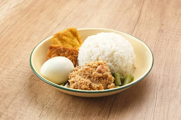 Nasi Gudangan 米饭配上各种蔬菜 配以烤椰子调料和各种配菜 印度尼西亚食品 — 图库照片