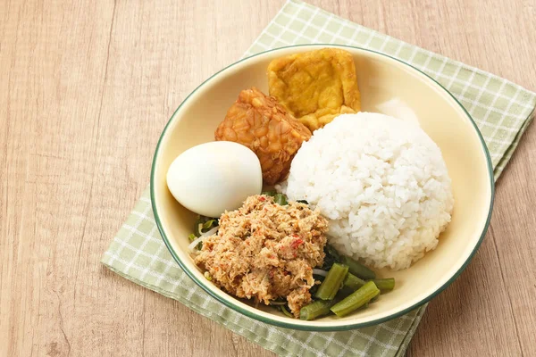 Nasi Gudangan Rice Served Various Vegetable Grated Coconut Seasoned Various — Stock Photo, Image