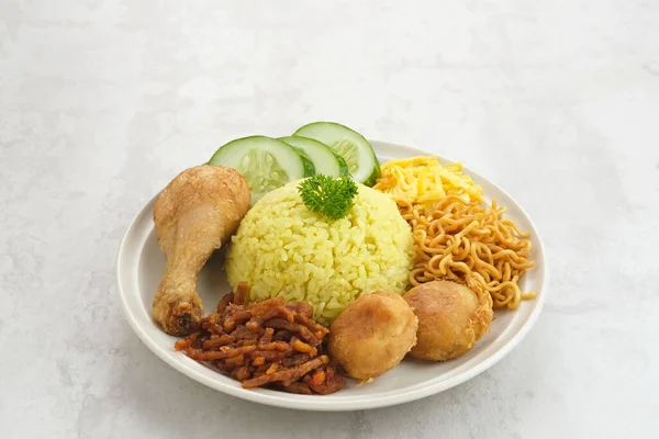 Nasi Kuning Cuisine Traditionnelle Indonésienne Base Riz Cuit Avec Curcuma — Photo