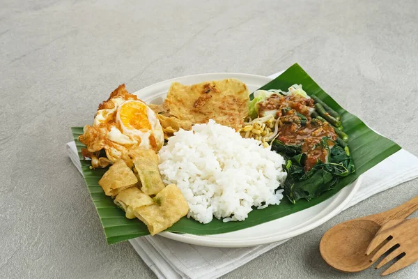 Nasi Pecel Nasi Tradisional Jawa Dengan Salad Sayur Dan Saus — Stok Foto