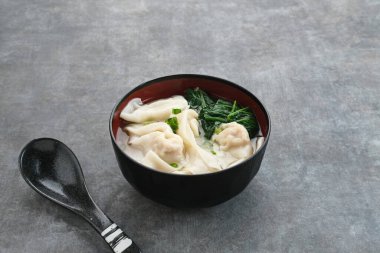 Lezzetli Wonton Çorbası (hamur çorbası) veya Pangsit Kuah