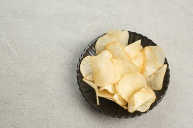 Keripik Singkong veya Cassava Chips, Endonezya geleneksel çerezi. Ahşap arka planda kasede servis ediliyor..