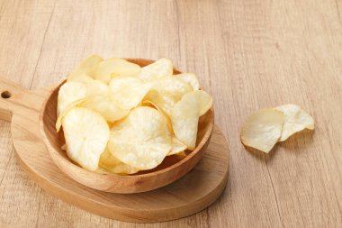 Keripik Singkong veya Cassava Chips, Endonezya geleneksel çerezi. Ahşap arka planda kasede servis ediliyor..