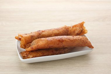 Pisang Aroma veya Pisang Karamel, geleneksel Endonezya yemeği. Muz, çikolata ve un tabakasına sarılmış şekerden yapılmış..