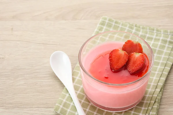 玻璃杯上的奶油草莓布丁 — 图库照片