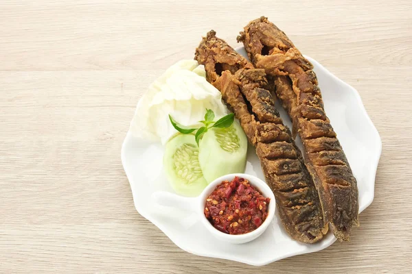 Леле Горенг Жареный Сом Индонезийская Традиционная Еда Подается Чили Пастой — стоковое фото
