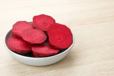 Taze organik pancar dilimleri kasede servis edilir.. 