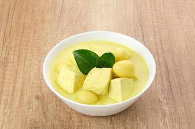 Sayur Terik Tahu Telur Puyuh, tofu, bıldırcın yumurtası ve hindistan cevizi sütünden yapıldı. Endonezya geleneksel yemekleri