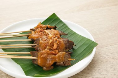 Sate Padang, Batı Sumatra, Endonezya 'dan biftek satay, baharatlı köri sosu ve ketupatla servis edilir.