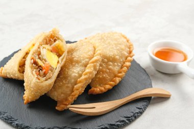 Jalangkote, yumurta, havuç, patates ve pirinç eriştesiyle dolu geleneksel Endonezya yemeği. Acı sosla servis edilir.