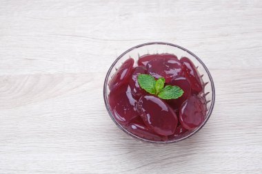 Manisan Kolang-Kaling, veya mor renkli şeker palmiyesi meyvesi, Endonezya içeceği ve tatlısı Ramazan ayı boyunca korunmuş. 