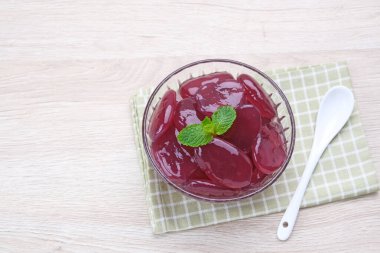 Manisan Kolang-Kaling, veya mor renkli şeker palmiyesi meyvesi, Endonezya içeceği ve tatlısı Ramazan ayı boyunca korunmuş. 