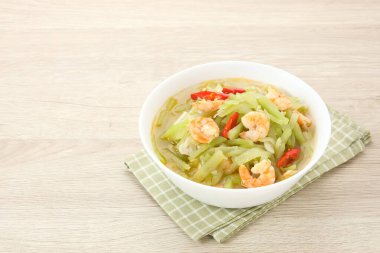 Tumis Labu Siam Udang, baharatlı kızarmış karides ve geleneksel Endonezya yemeği.