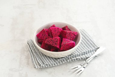 Dilimlenmiş Kızıl Ejder Meyvesi (Buah Naga Potong) bir kasede servis edilir.