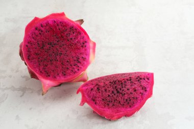 Taze Ejderha Meyveleri (Buah Naga) masaya.