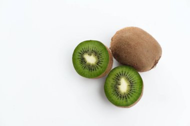 Taze ve olgun kivi meyveleri. 