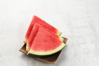 Taze olgun karpuz dilimi tabakta servis edilir. Metin için boşluk
